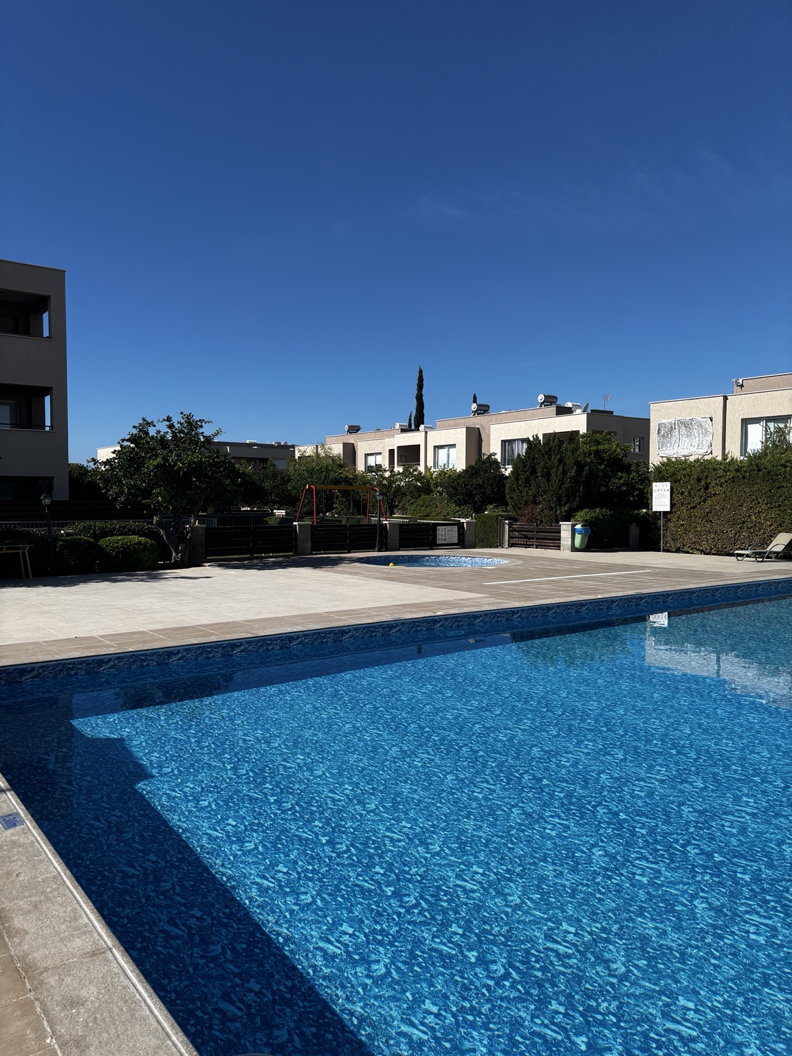 Swimming pool and residential complex at ZV4